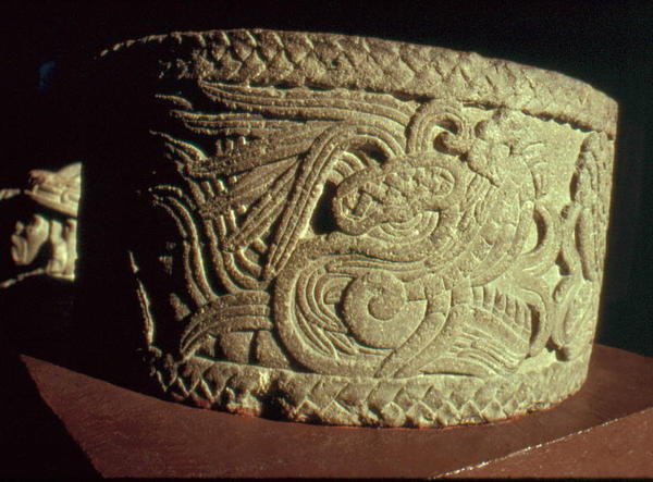 Urna tollas kígyóval alkotó: Aztec