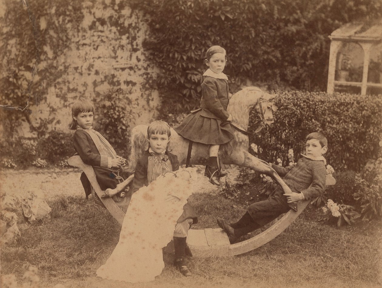 Gyermek hintalovon, 1890 körül (bw fotó) alkotó: B. Thomas