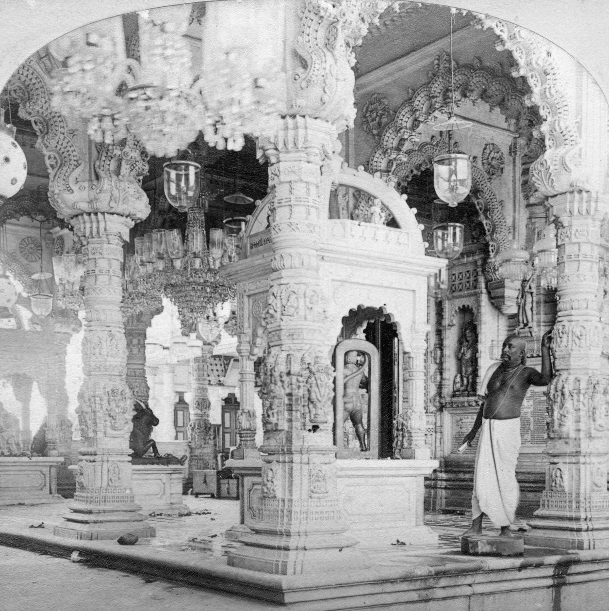 Babulnath templomának belseje, Bombay, India, 1901. alkotó: B. W. Kilburn