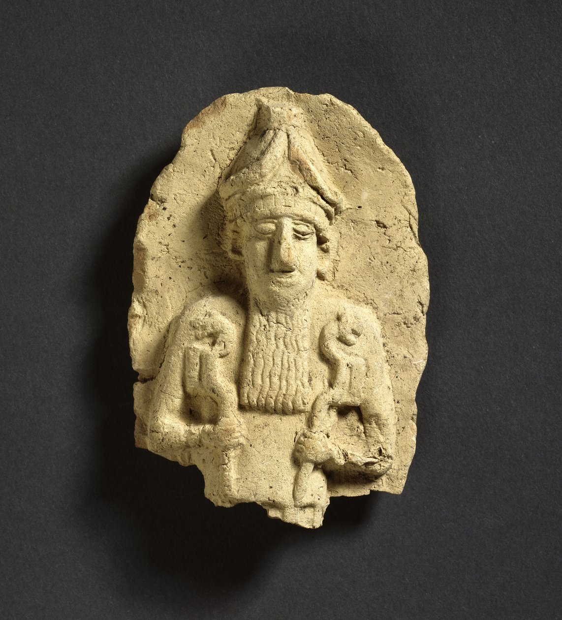 Egy isten, aki mindkét kezében oroszlánfejű jogart tart, valószínűleg Nergal, óbabiloni Kissből, Kr.e. 3. évezred (kerámia) alkotó: Babylonian