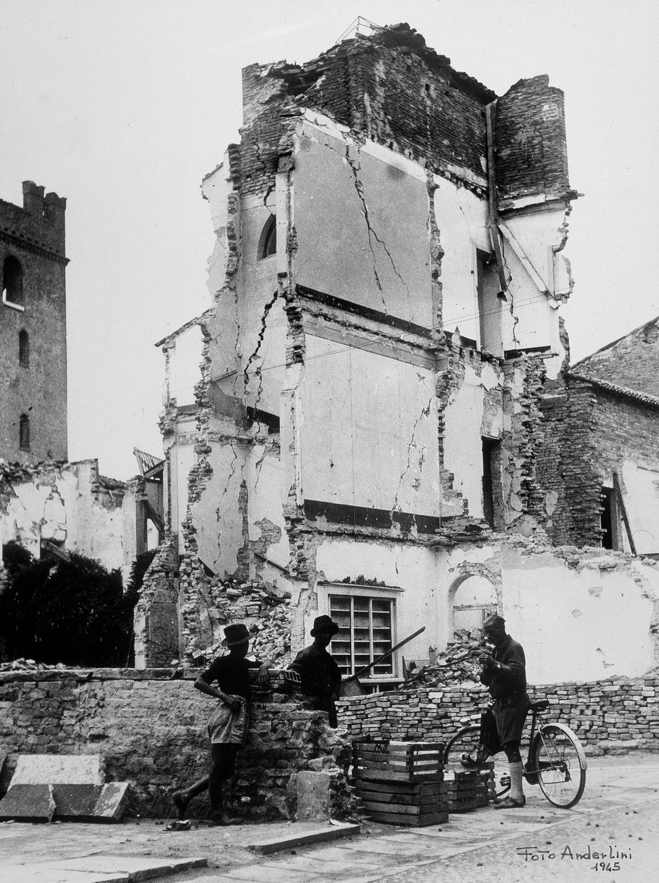 Sermide bombázásai. Három ember egy csoport bombázott házak előtt alkotó: Baccarini and Porta