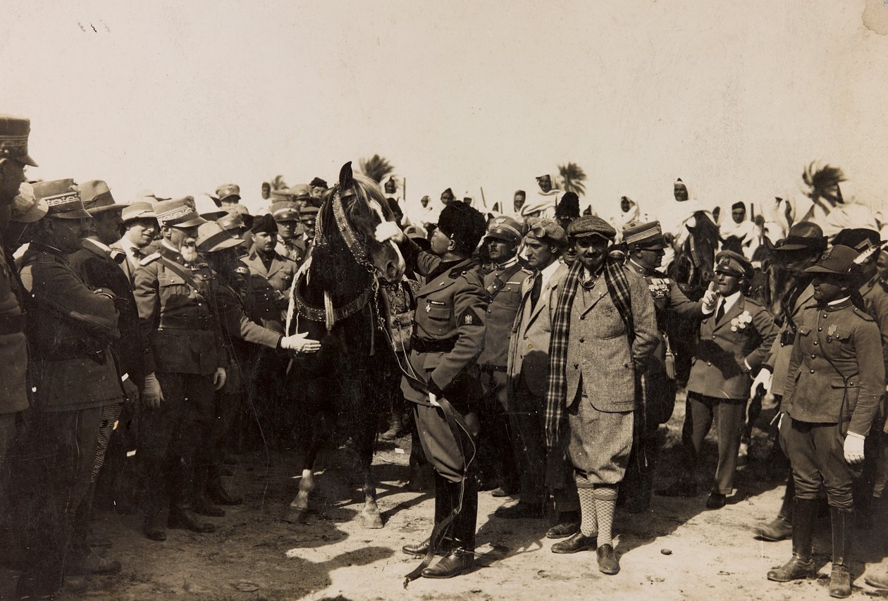 Benito Mussolini fasisztájával és Italo Balbóval Líbiában Tripoliban (f/w fotó) alkotó: Barbera La