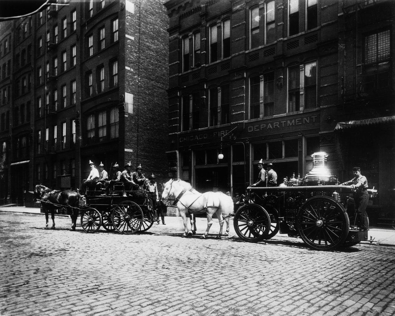 Tűzoltóautók a 40-es gépházon kívül, Chicago, Illinois, USA, 1905 körül (f/w fotó) alkotó: Barnes and Crosby