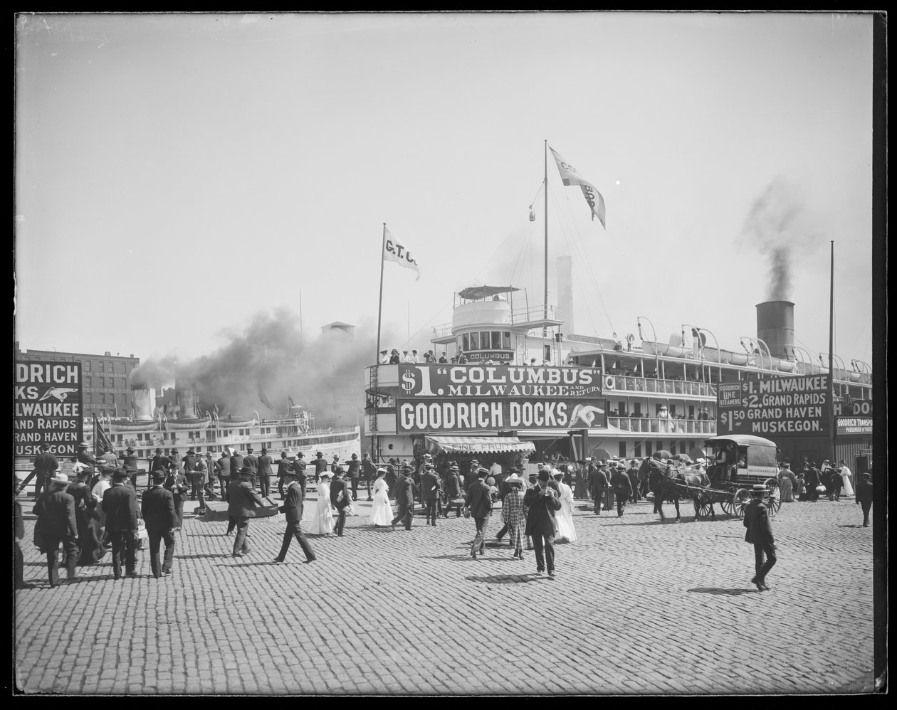 A Christopher Columbus személyszállító hajó kikötött a Goodrich Docks-ban, Chicago, Illinois, USA, 1905 körül (f/w fotó) alkotó: Barnes and Crosby