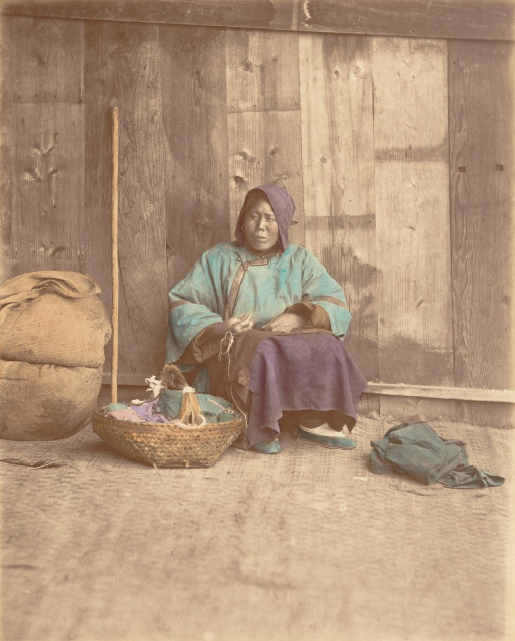 [Kínai nő ül a kosárral], 1870-es évek. alkotó: Baron Raimund von Stillfried