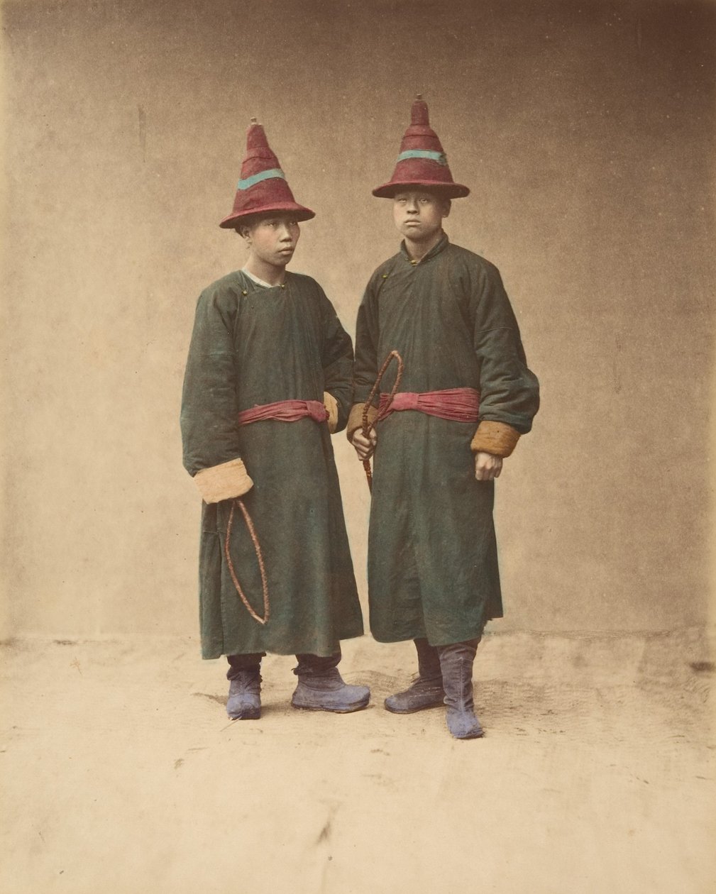 [Két kínai férfi megfelelő hagyományos ruhában], 1870-es évek. alkotó: Baron Raimund von Stillfried