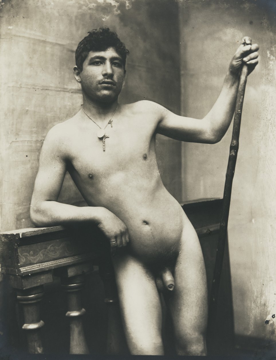 [Akt férfi botokkal és feszületes nyaklánccal] alkotó: Baron Wilhelm von Gloeden