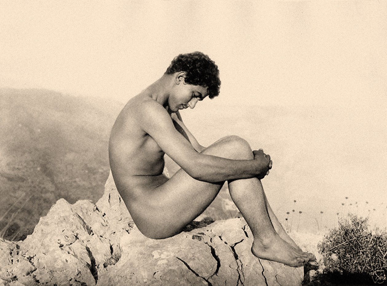Tanulmány egy férfi aktról egy sziklán, Taormina, Szicília, 1900 körül (szépia fotó) alkotó: Baron Wilhelm von Gloeden