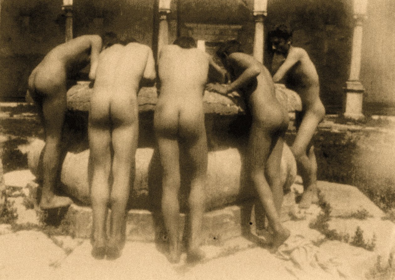 Tanulmány öt fiúról, akik lenézett egy kútba, Szicília, C.1900 (szépia fotó) alkotó: Baron Wilhelm von Gloeden