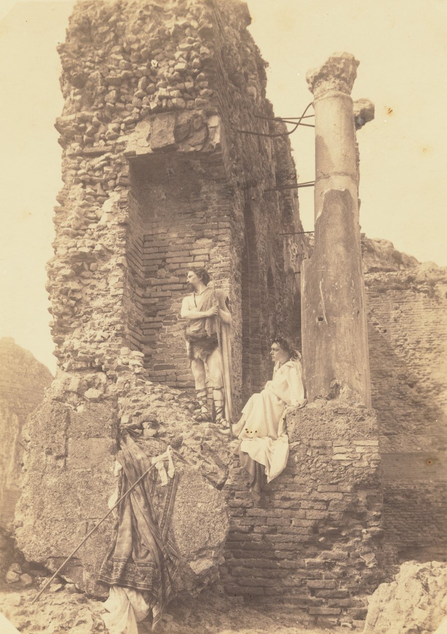 [Két jelmezes férfi romok közelében] alkotó: Baron Wilhelm von Gloeden