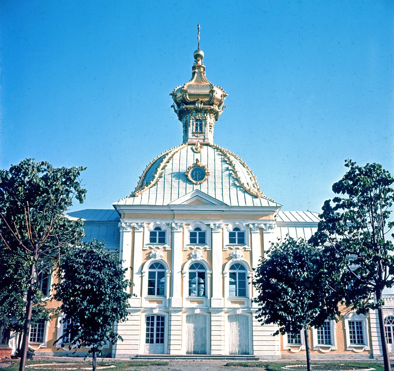 Az 1750-ben épült Nagy Nyári Palota északi pavilonjának nézete alkotó: Bartolomeo Franceso Rastrelli