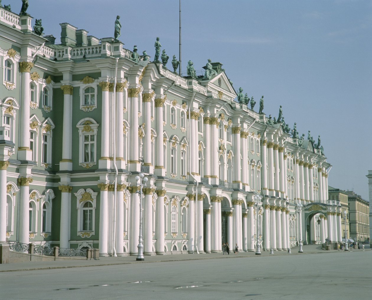 Kilátás a Palota tér déli homlokzatára, 1753-62 között épült alkotó: Bartolomeo Franceso Rastrelli