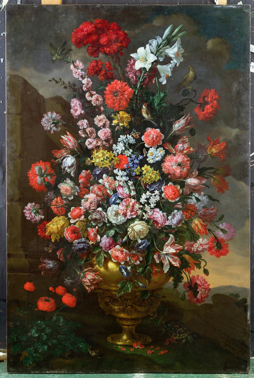 Liliomok, tulipánok, szegfűk, bazsarózsa, konvolvuli és más virágok bronz urnában madarakkal, teknősbékával és pillangókkal a tájon, 1718 alkotó: Bartolomeo Bimbi