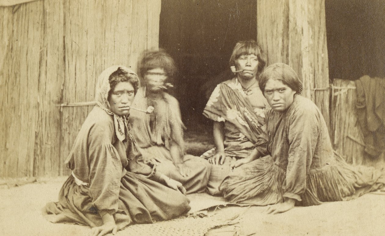 Maori nők csoportja a Whare-on kívül, 1865 körül (albumnyomat) alkotó: Batt and Richards