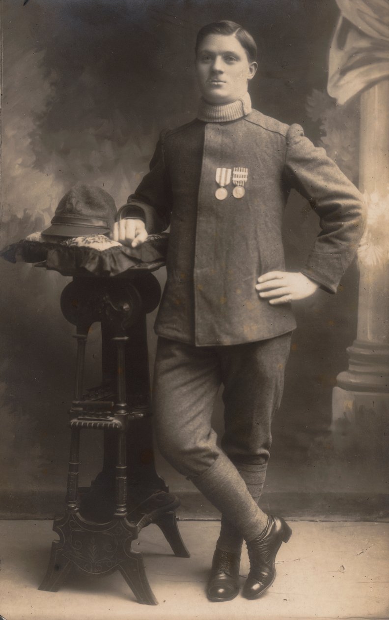 Album "The GM R. Army (I. világháború)": gyalogos katona vidéki egyenruhában (f/w fotó) alkotó: Battelli Battelli