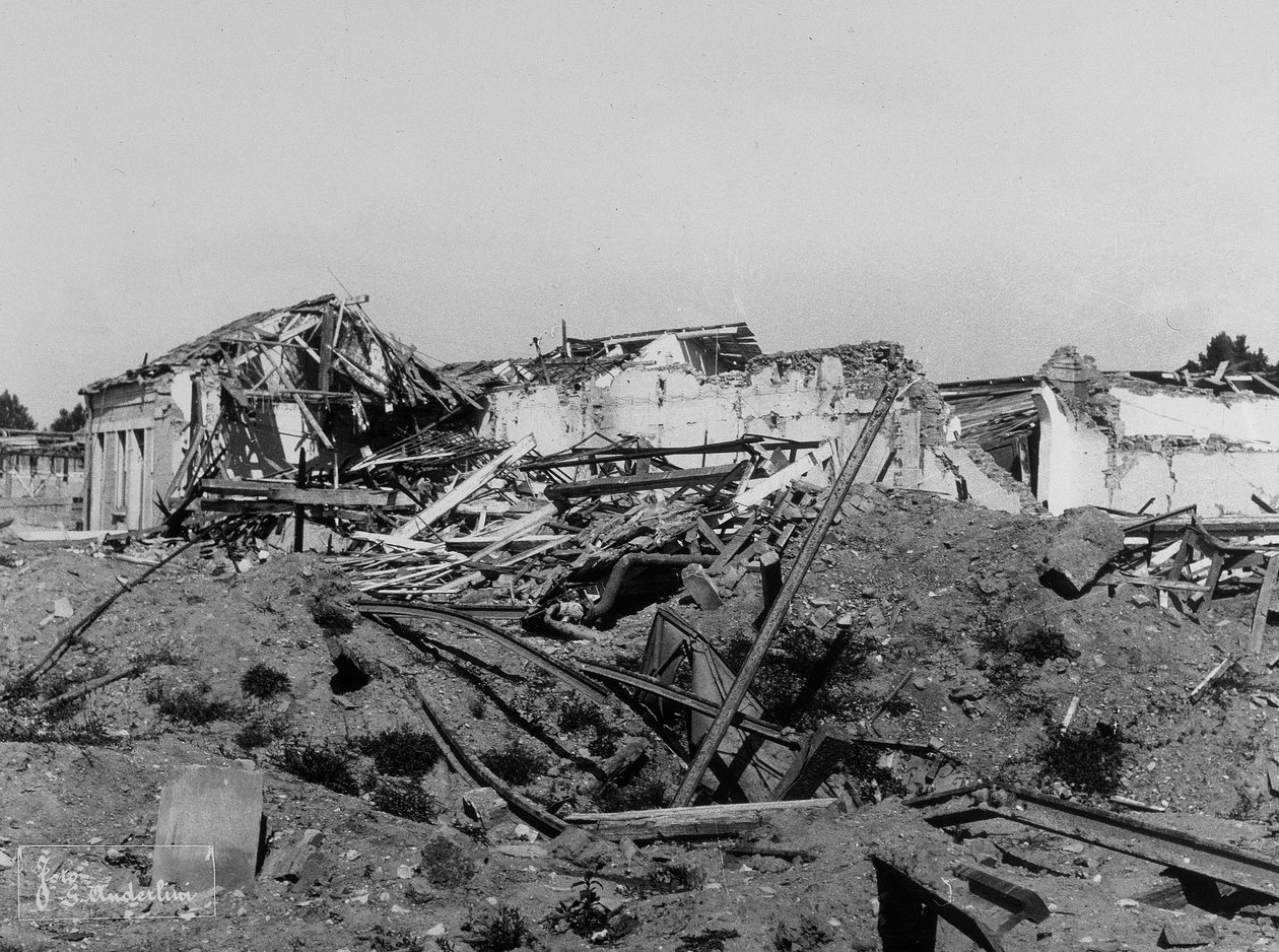 Sermide bombázásai: a második világháborúban megsérült épületek alkotó: Bayard and Bertall