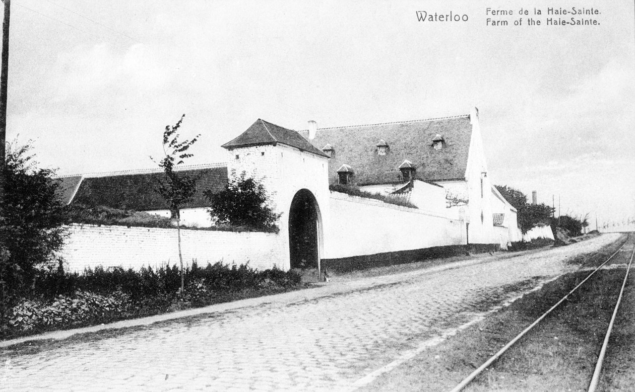 A La Haye-Sainte farm, a Charleroiból Brüsszelbe vezető úton, és Wellington fontos stratégiai helyszíne a waterlooi csata idején, emlékképeslap 1912 körül (fotóliter) alkotó: Belgian Photographer