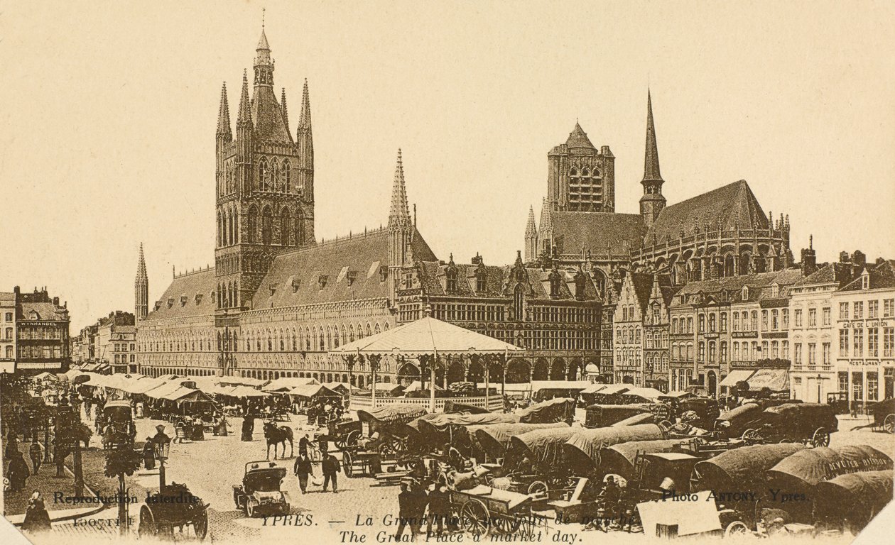 A Grand Place a piac napján, Ypres, Belgium alkotó: Belgian Photographer