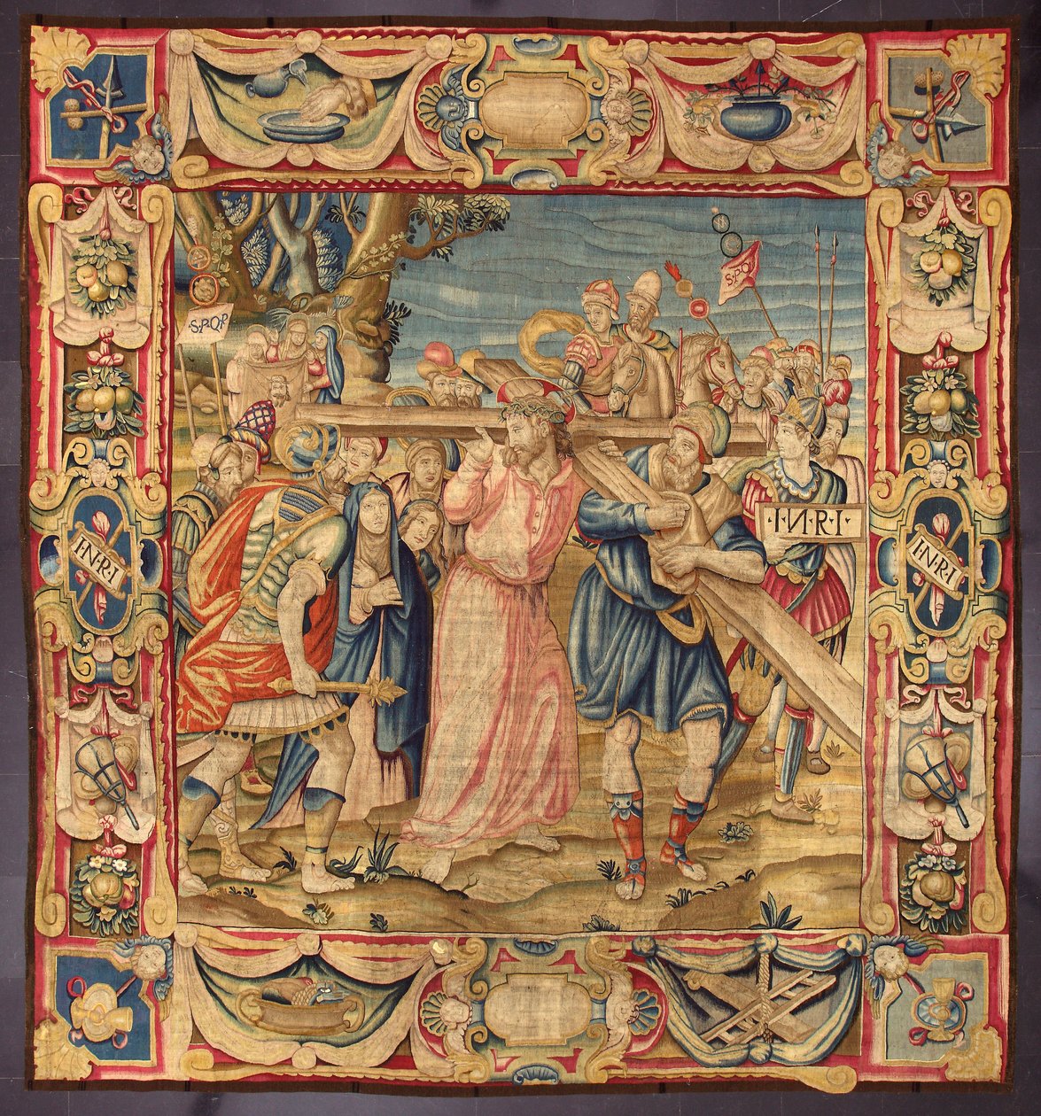 Krisztus és a cirenei Simon (a cirenei). (A keresztút ötödik állomása (a kereszt hordozása). A kereszt egy darabján az I.N.R.I. (INRI) felirat olvasható. A brüsszeli manufaktúrákban készült gobelin. XVI. század Genezis, Musei di Strada Nuova. alkotó: Belgian School