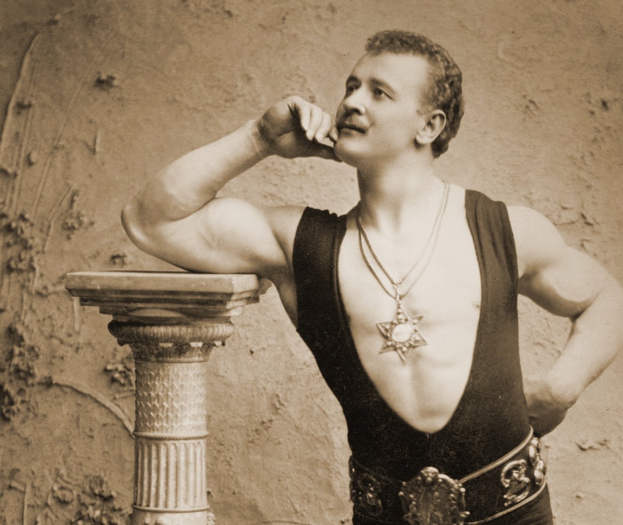 Eugen Sandow, klasszikus ókori görög-római pózban, 1894 körül alkotó: Benjamin J. Falk