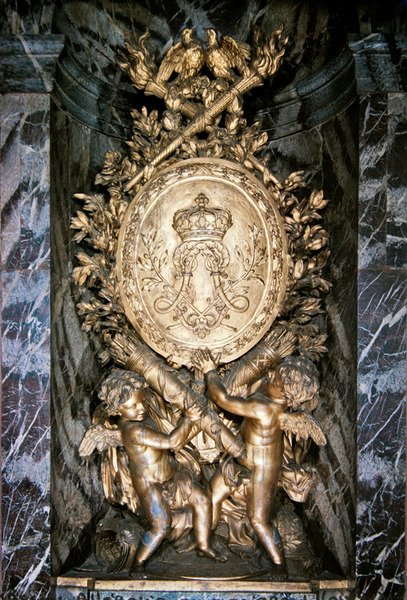 Szobor az Escalier de la Reine partraszállásán, amely szimbolikusan ünnepli XIV. Lajos és az osztrák Marie-Therese házasságát alkotó: Benoit or Massou Masson