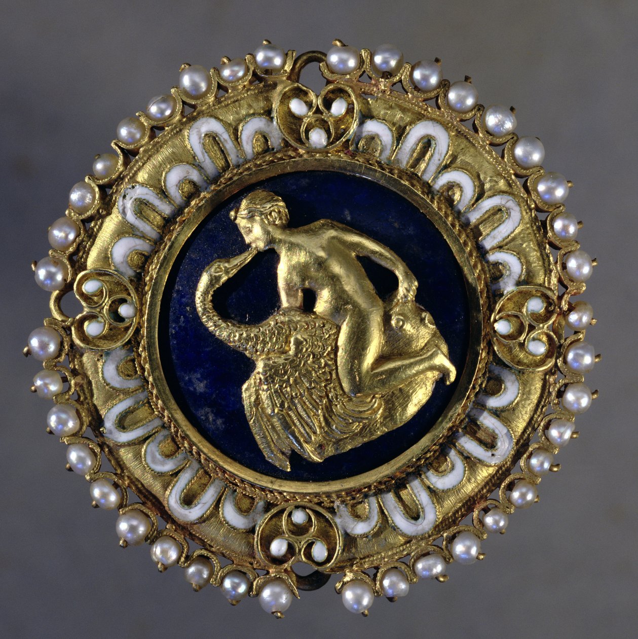 Léda és a hattyú jelenetével díszített bross (arany, lapis lazuli és gyöngy) alkotó: Benvenuto Cellini