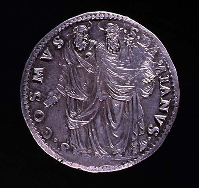 Ezüst érme hátlapja, amelyen SS Cosimo és Damien áll, és egymásra néznek. Felirat: S. COSMVS S. DAMIANVS, verték 1532-1537 (előlapját lásd: 108641) alkotó: Benvenuto Cellini