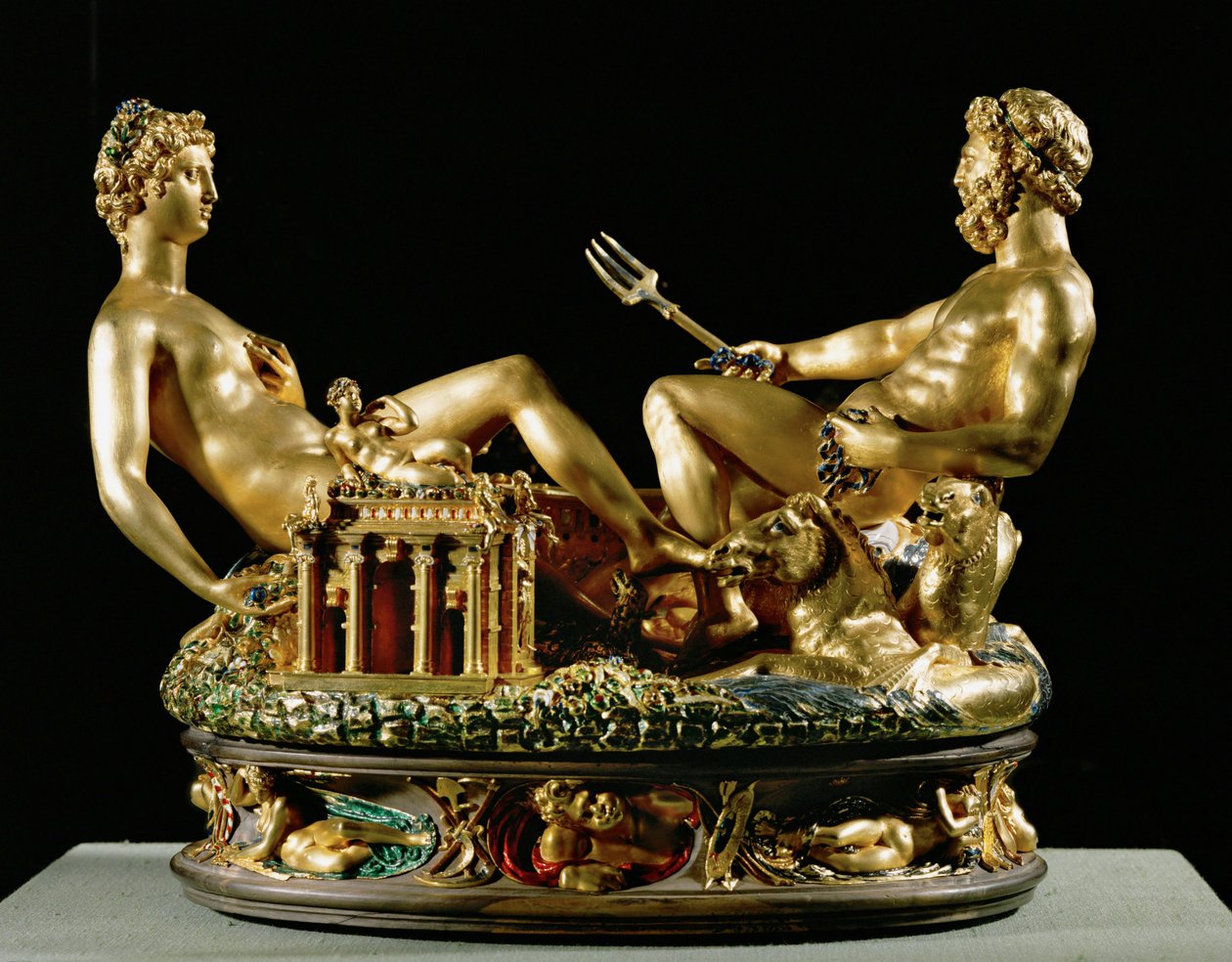 Saliera, sótartó (arany, niello munka és ébenfa alap) alkotó: Benvenuto Cellini