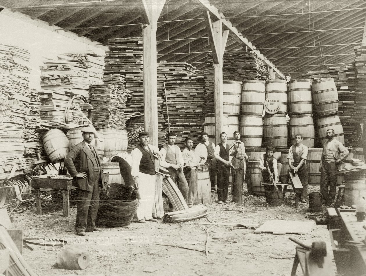 Zichron Yaacov hordógyárának belseje munkásokkal, 1898-1900 körül bw photo alkotó: Bernard Edelstein