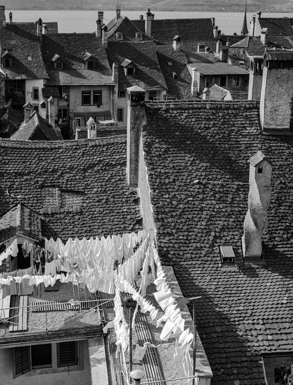 Széles nyeregtetők és szennyestartó szárítás az ősi olasz falusi házakon alkotó: Bernard F. Rogers