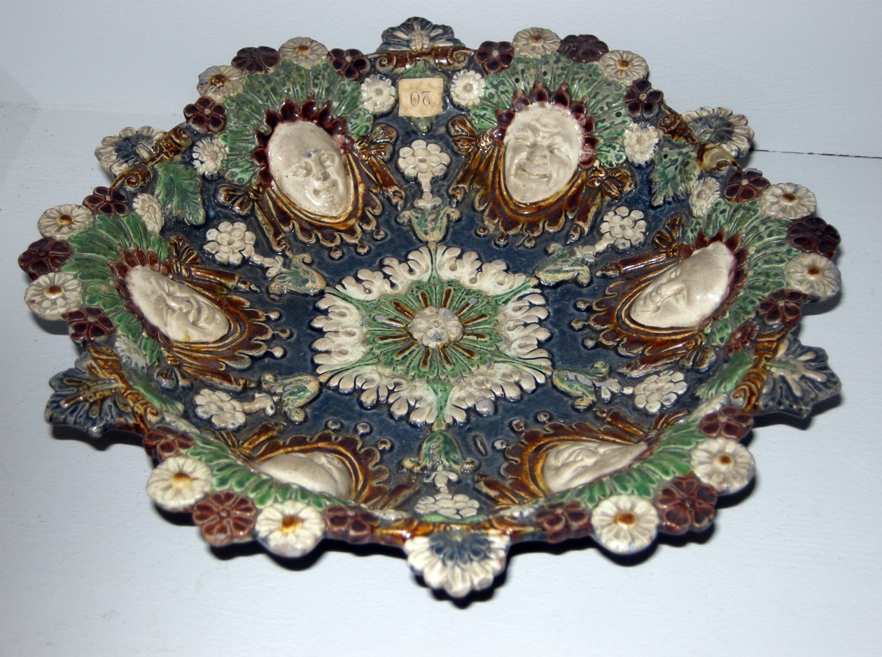 Groteszk arcú étel (fajansz) alkotó: Bernard Palissy