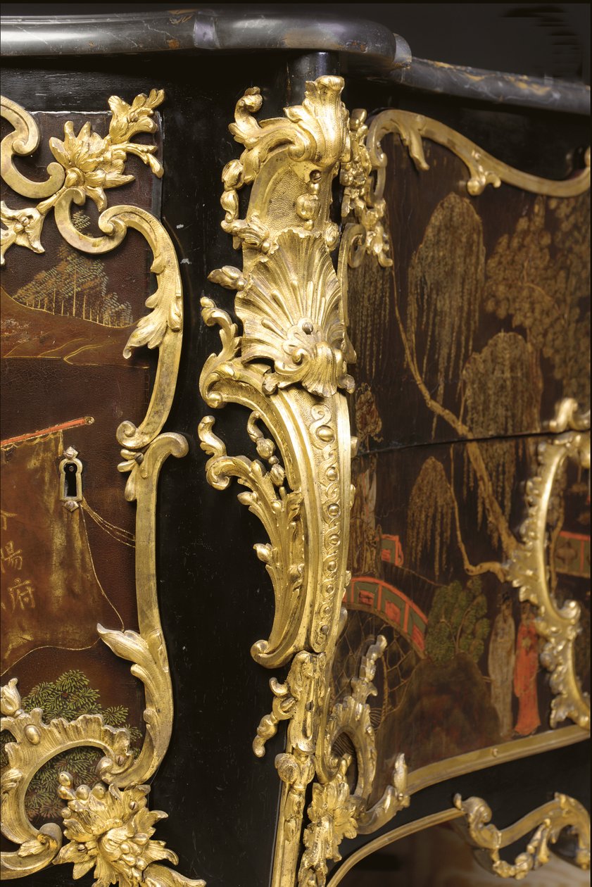 XV. Lajos komód, 1740 körül (ormolura szerelt kínai fekete, polikróm és aranyozott lakk, szerpentin, márvány és vernis) alkotó: Bernard van Risamburgh