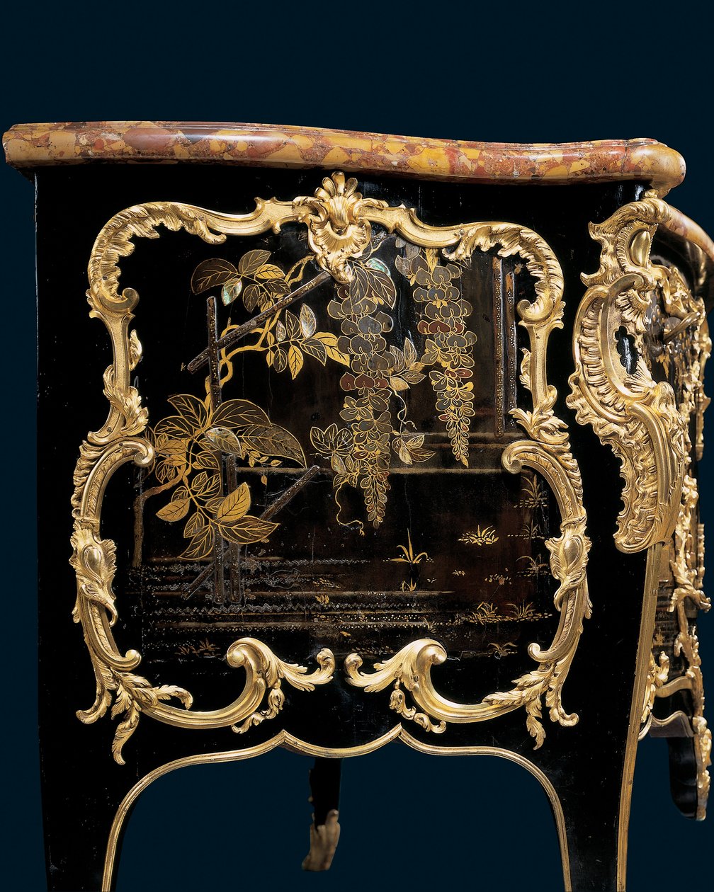 Komód, 1745 körül (ormolura szerelt japán lakk és ebonizált fa) alkotó: Bernard van Risenburgh II
