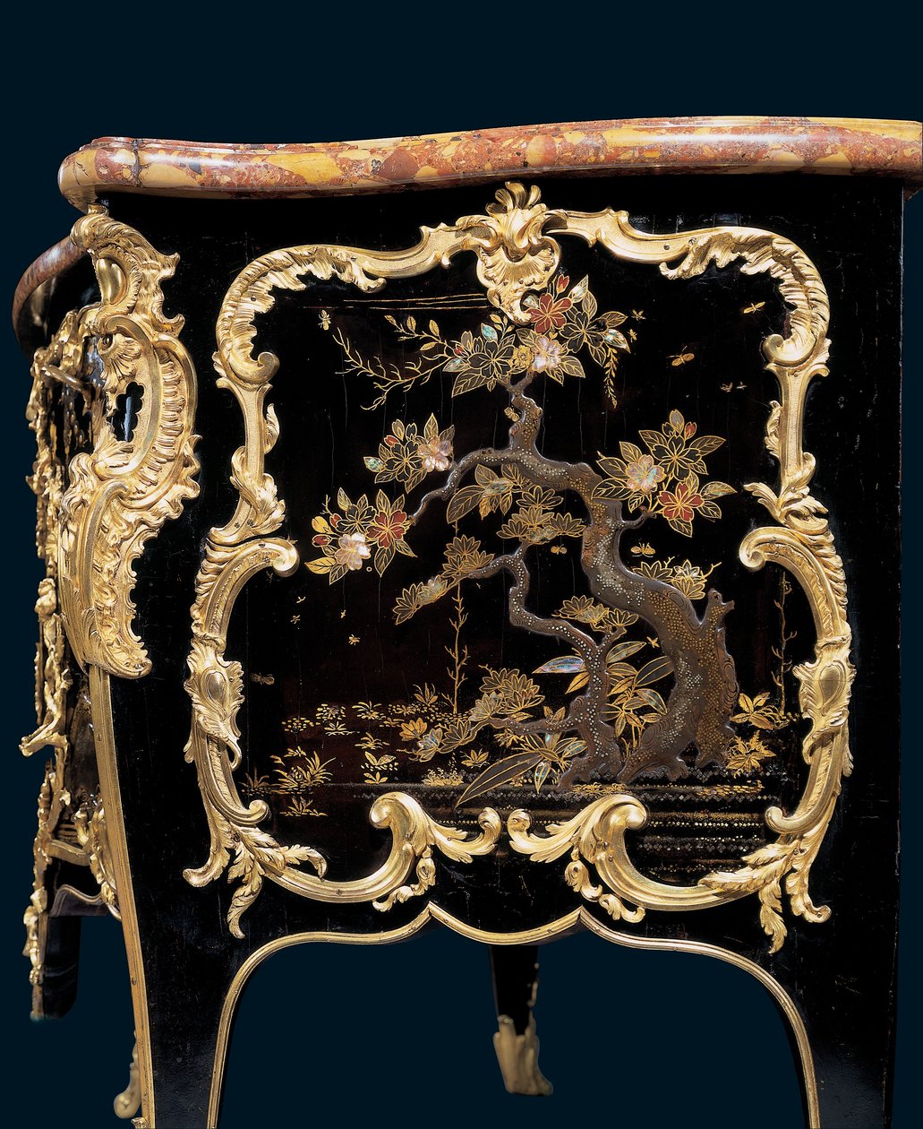 Komód, 1745 körül (ormolura szerelt japán lakk és ebonizált fa) alkotó: Bernard van Risenburgh II