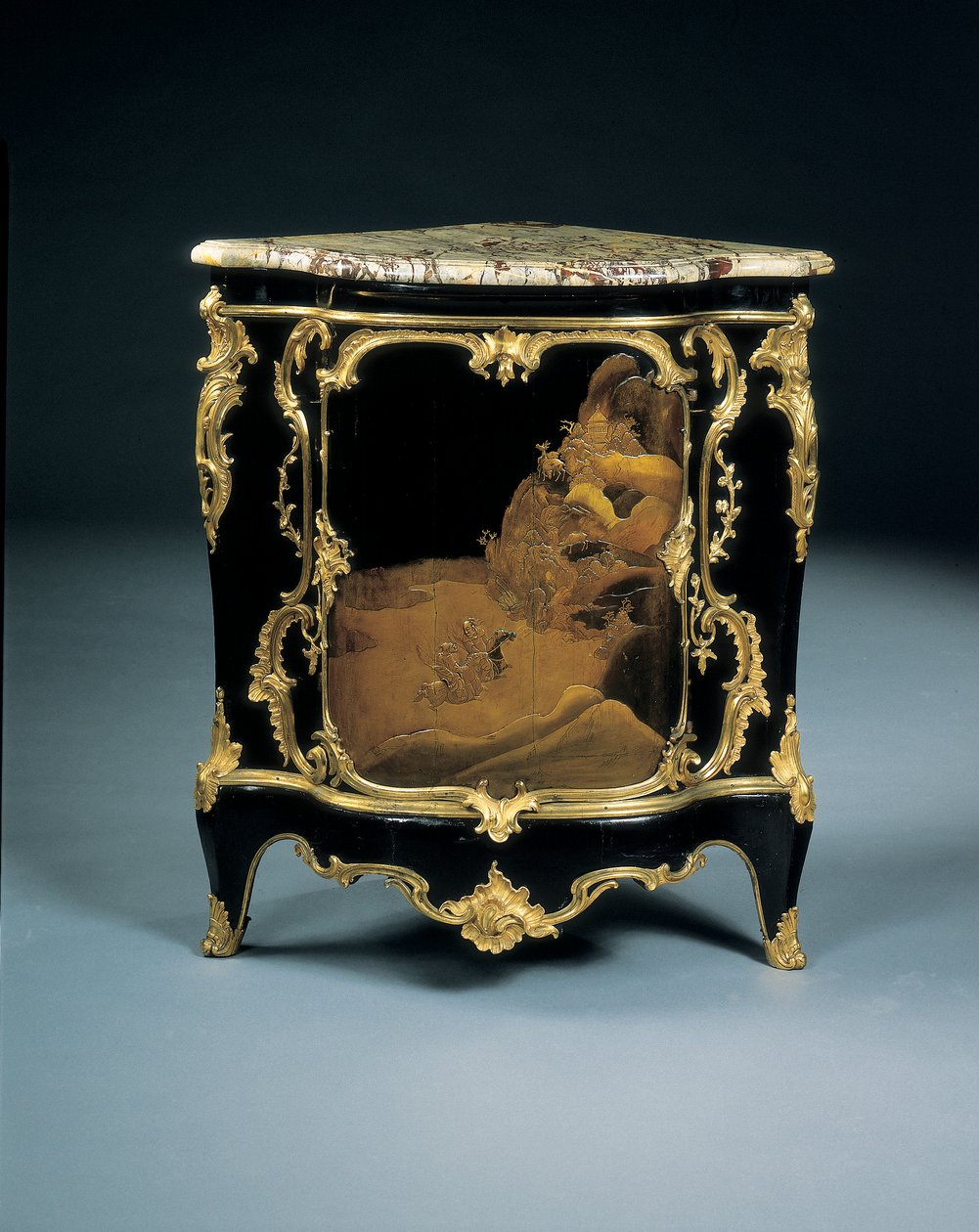 Egyike a XV. Lajos-féle encoignure-párnak, 1750 körül alkotó: Bernard van Risenburgh II