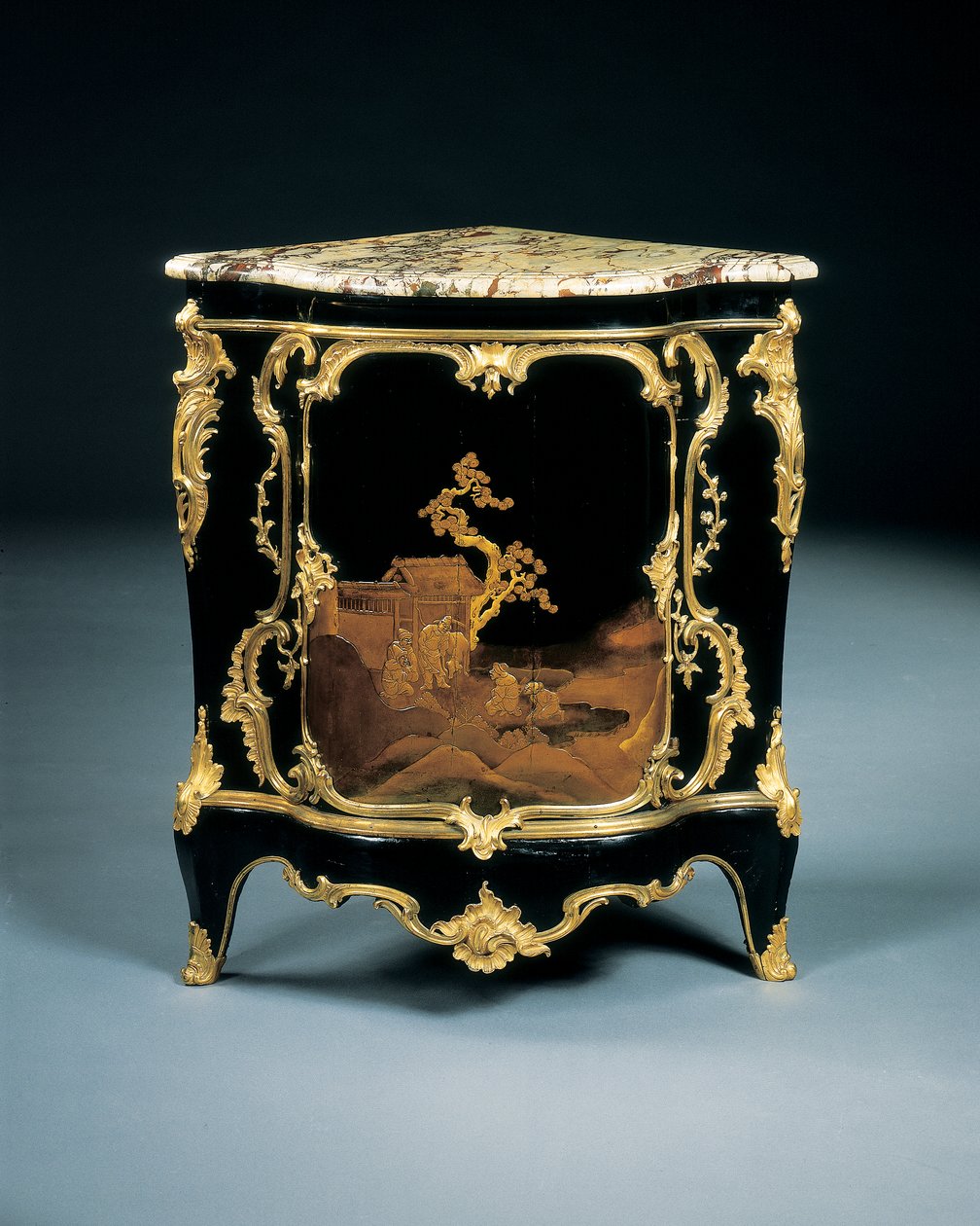 Egyike a XV. Lajos-féle encoignure-párnak, 1750 körül alkotó: Bernard van Risenburgh II