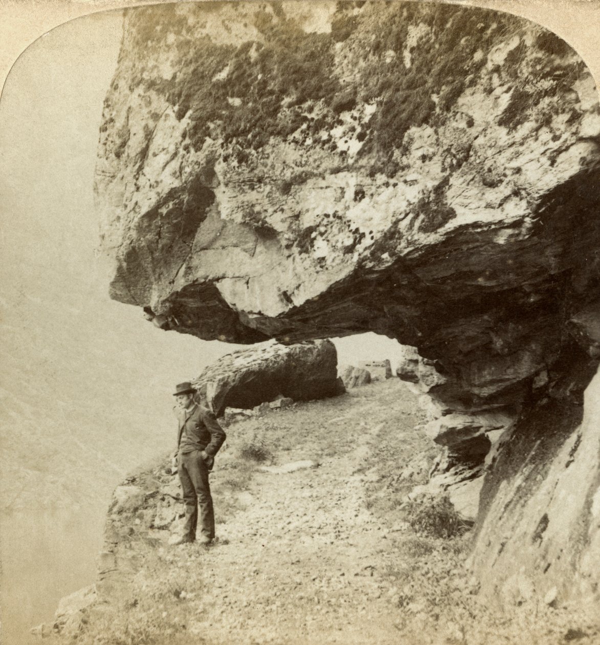 Férfi egy sziklán, kilátással a Naeroyfjordra, Sogne, Norvégia. alkotó: Bert Underwood
