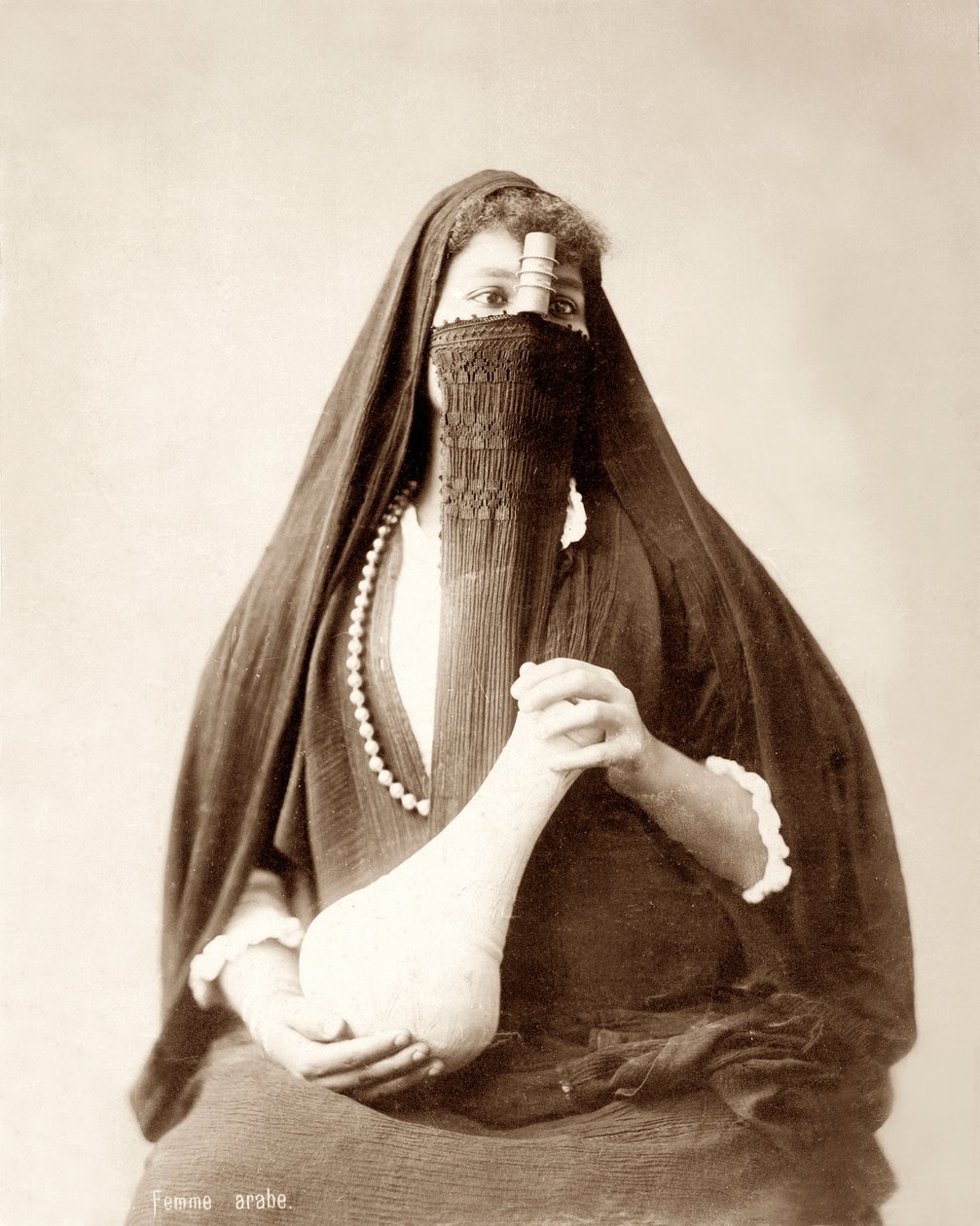 Fejdíszes lány, kezében cserépedény, 1867-98 körül alkotó: Bonfils Studio