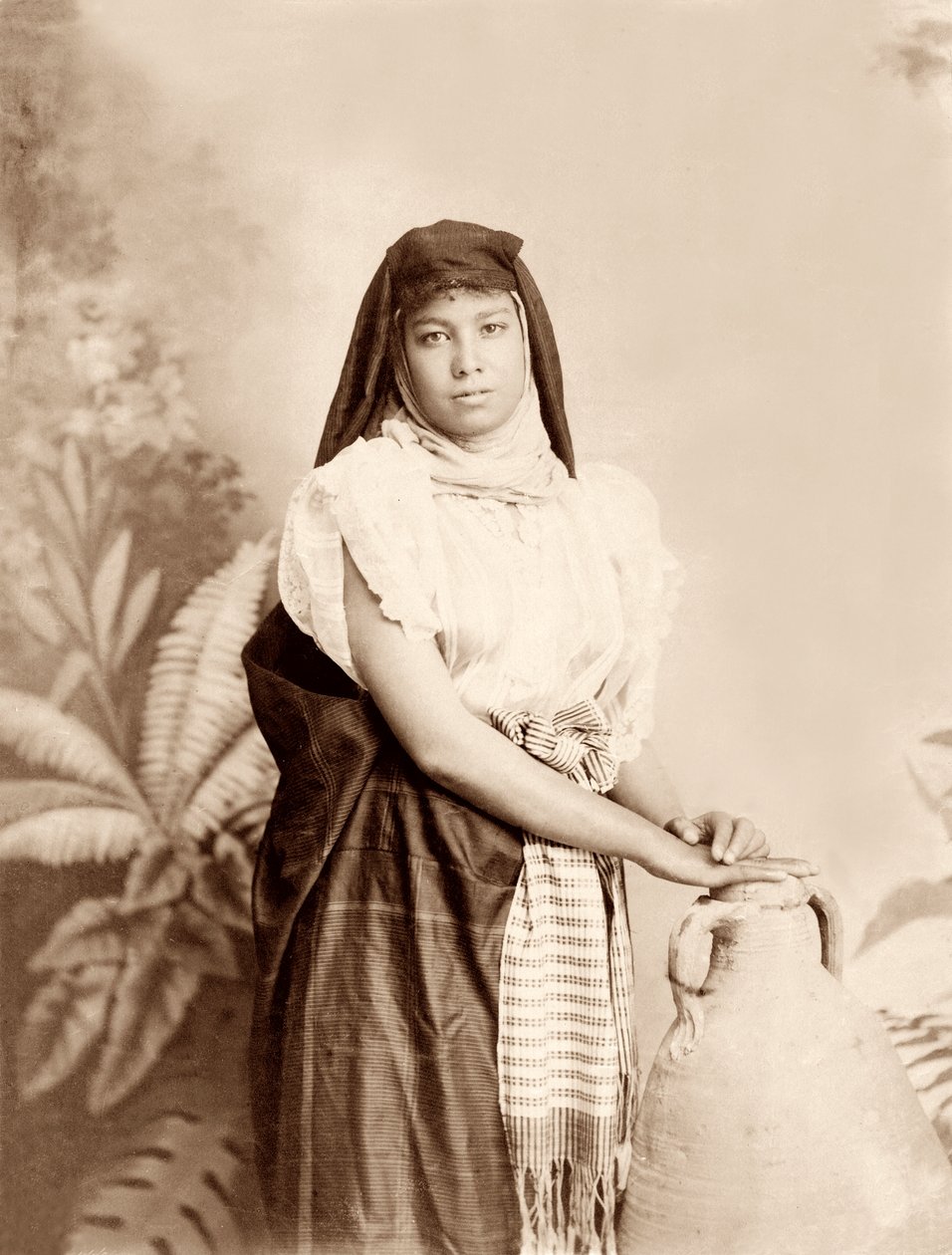 Lány vízzel teli korsóval, 1867-98 körül alkotó: Bonfils Studio