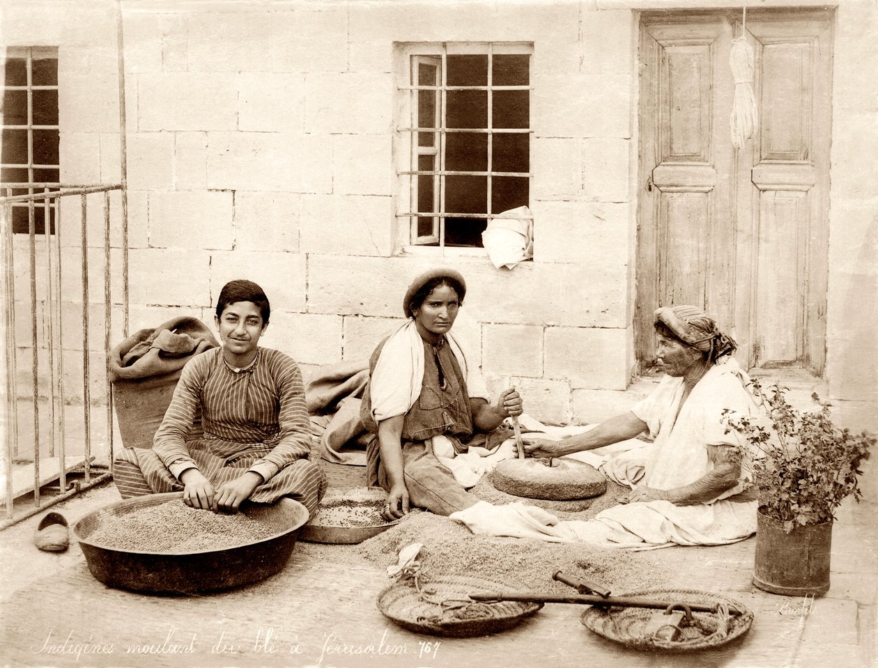 Búzaőrlés Jeruzsálemben, 1867-98 körül alkotó: Bonfils Studio