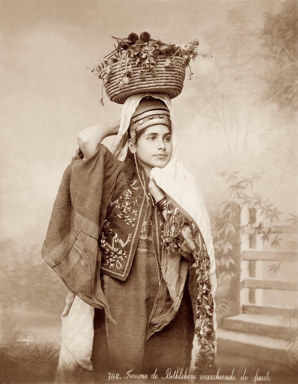 Nő gyümölcskosárral a fején, 1867-98 körül alkotó: Bonfils Studio