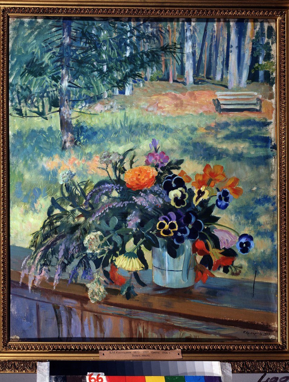 Virágok (Virágok). Csendélet, virágcsokor a terasz fa korlátján, erdős parkra néz. Borisz Michaylovich Kustodiev (Kustodiev) (1878-1927) festménye, olaj, vászon alkotó: Boris Mikhailovich Kustodiev