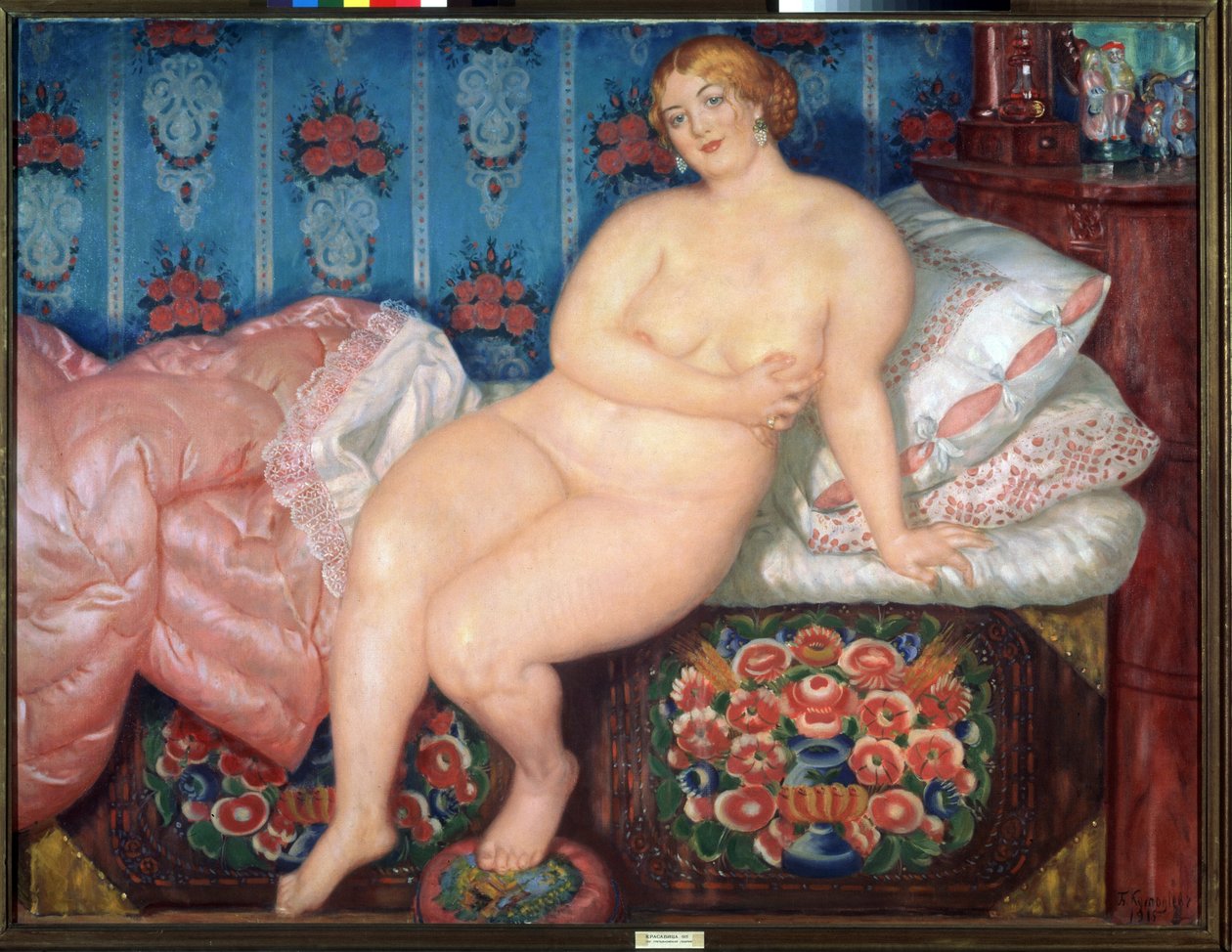 A szépség (The Beauty). Egy kövér, meztelen szőke nő portréja, mosolyogva, szerény mozdulattal, hogy elrejtse a mellkasát, félig ülve egy vetetlen ágyon. Borisz Michaylovich Kustodiev (Kustodiev) (1878-1927) festménye, olaj, vászon alkotó: Boris Mikhailovich Kustodiev