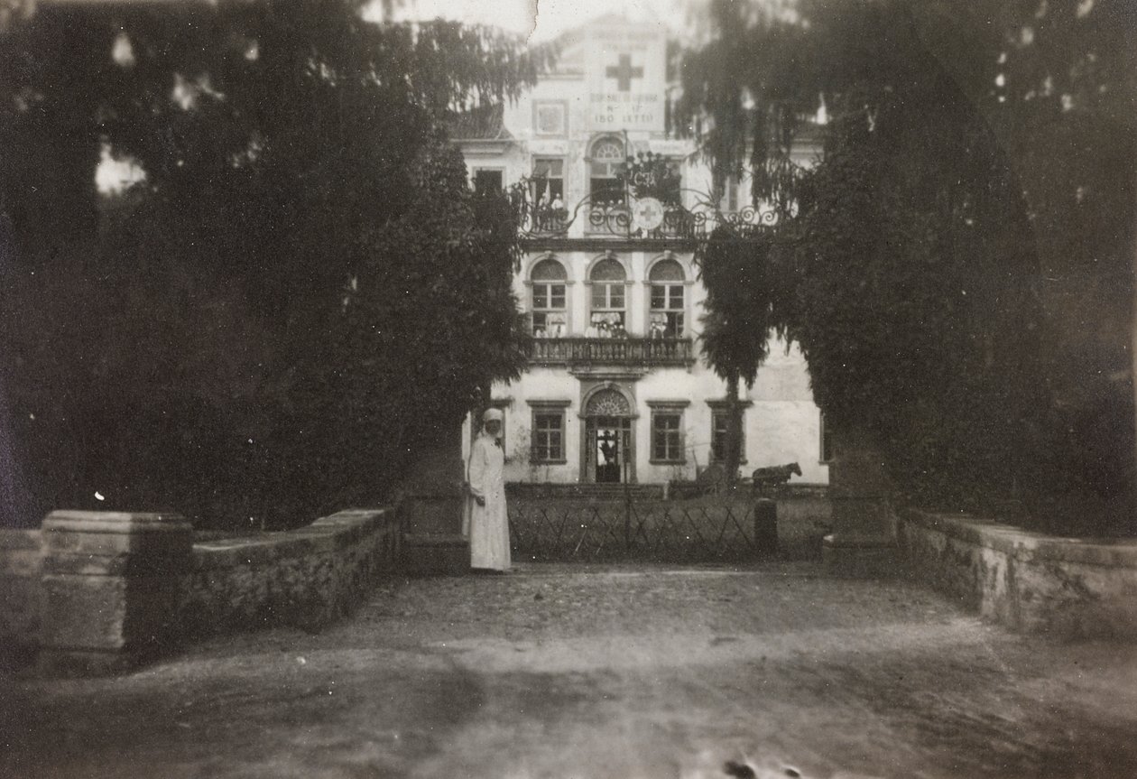 Album az első világháborúról Friuli-Venezia Giuliában: Villa Brazzà, a Soleschiano Manzano-i hadikórház 17-es otthona, fénykép a templomtoronyból, 1916.05. (f/w fotó) alkotó: Bourbon Del Monte