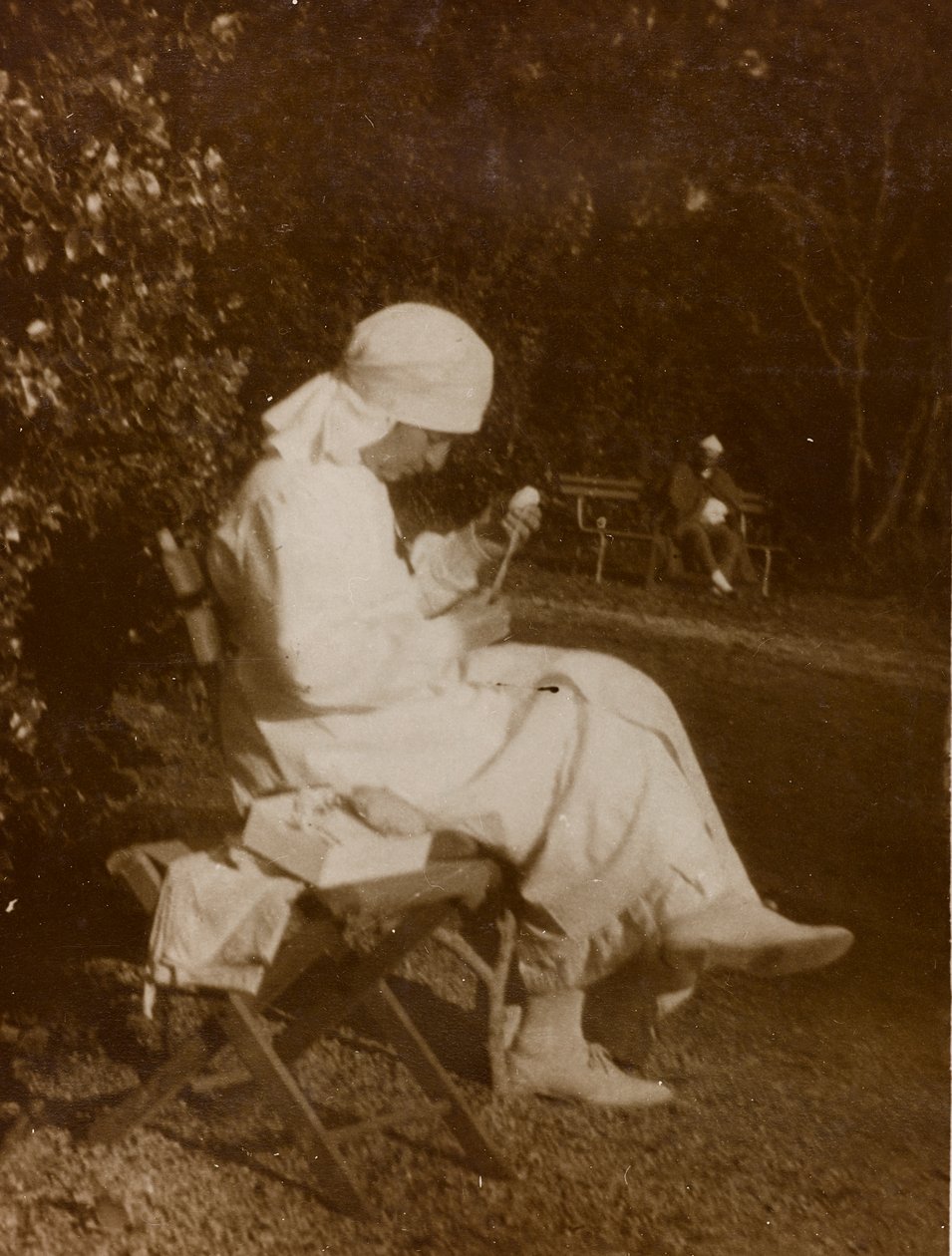 Album az első világháborúról Friuli-Venezia Giuliában: Vöröskeresztes nővér portréja a Villa Brazzà parkjában, ahol a Soleschiano Manzano-i hadikórház 17-e található (f/w fotó) alkotó: Bourbon Del Monte