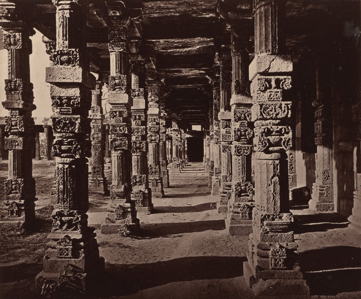 A hindu oszlopok kolonnádjának belseje a Kootubban alkotó: Bourne and Shepherd
