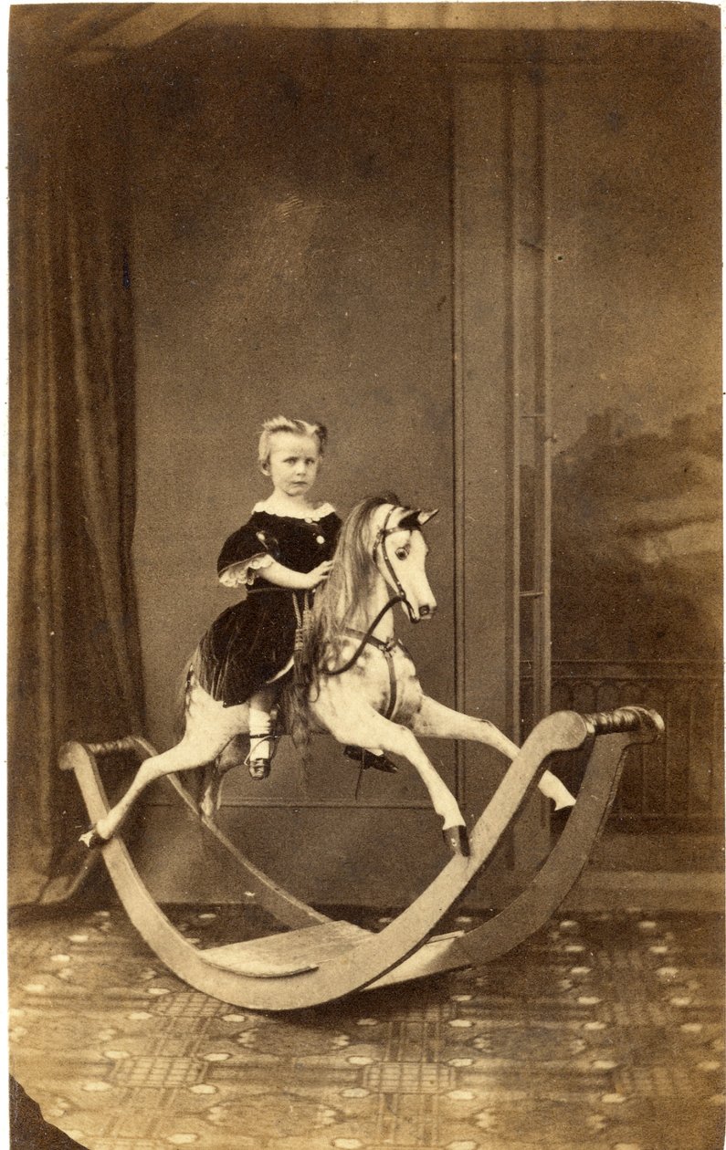 Fiatal lány nagy hintalovon, 1860-as évek (albumnyomat) alkotó: Brading and Cantelo