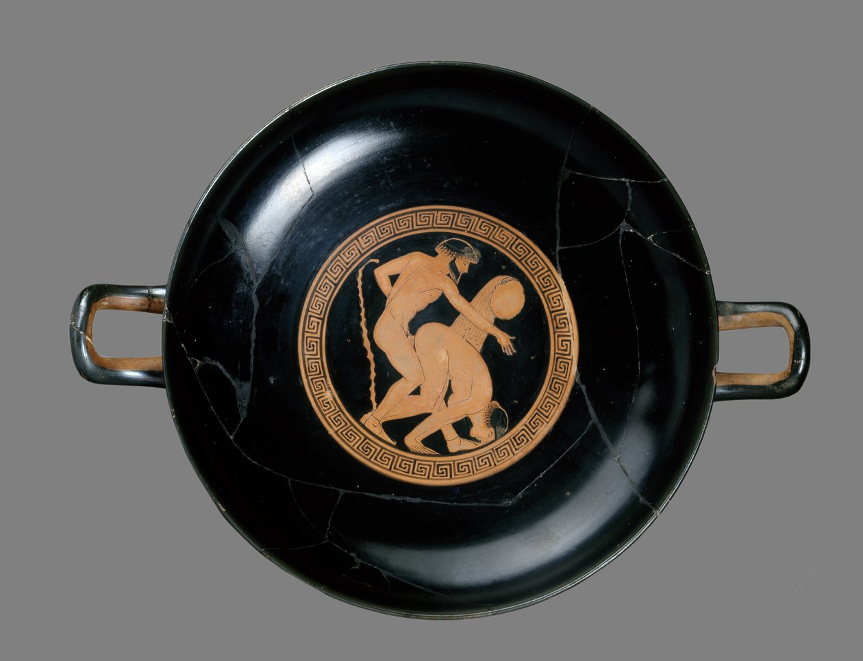 Vörös alakos kylix, aki szerelmes férfit és nőt ábrázol (kerámia) alkotó: Briseis Painter