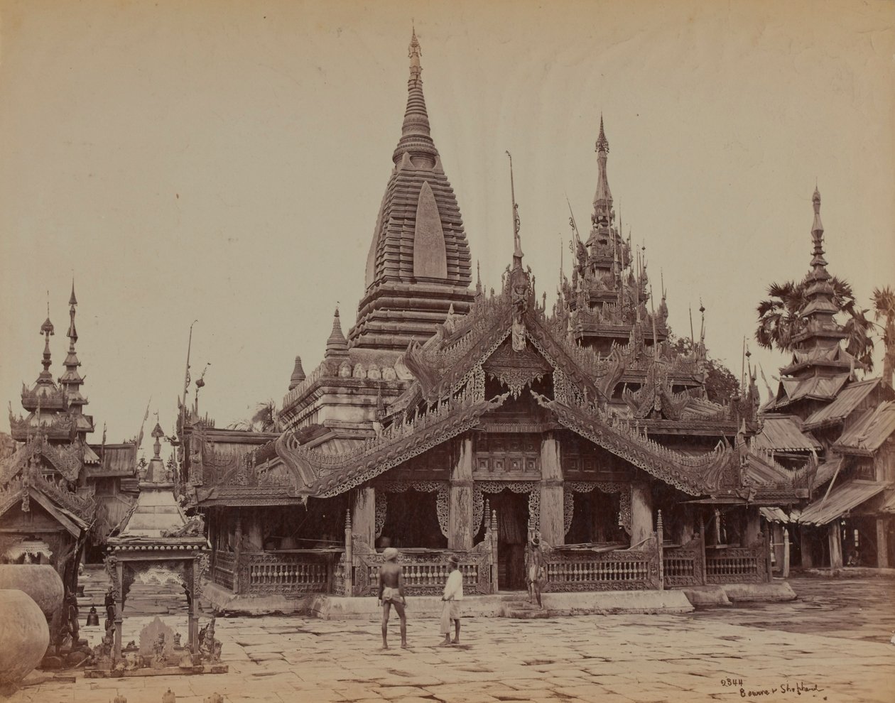 Egy burmai templom udvara, Mandalay alkotó: British Photographer