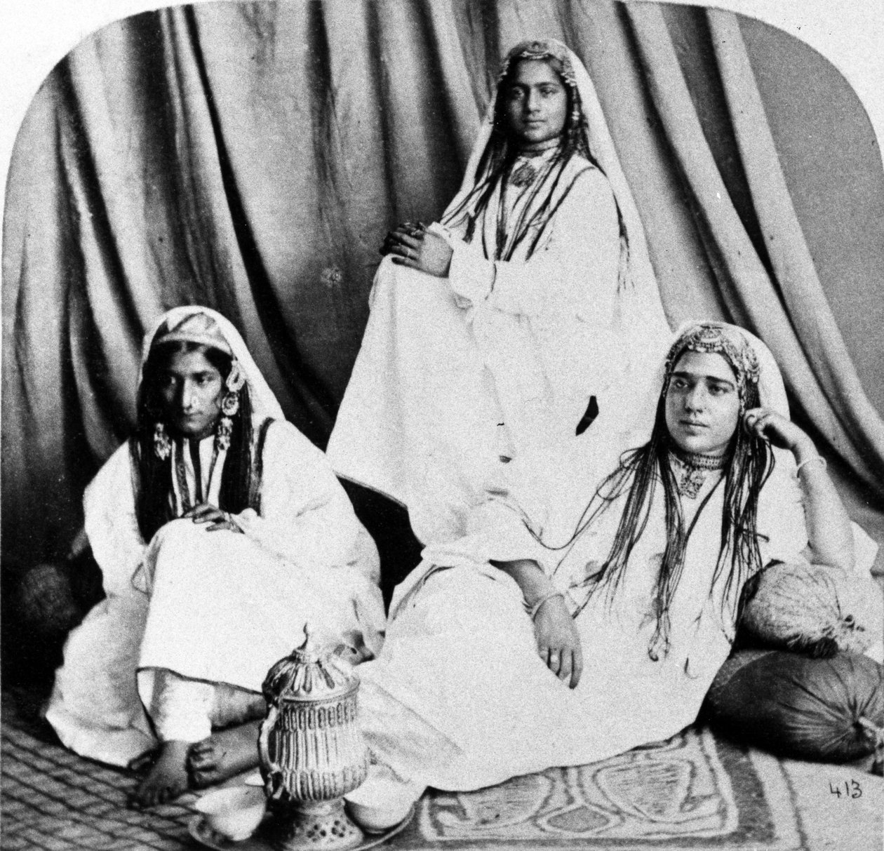 Kashmiri Nautch Girls, 1860 körül alkotó: British Photographer